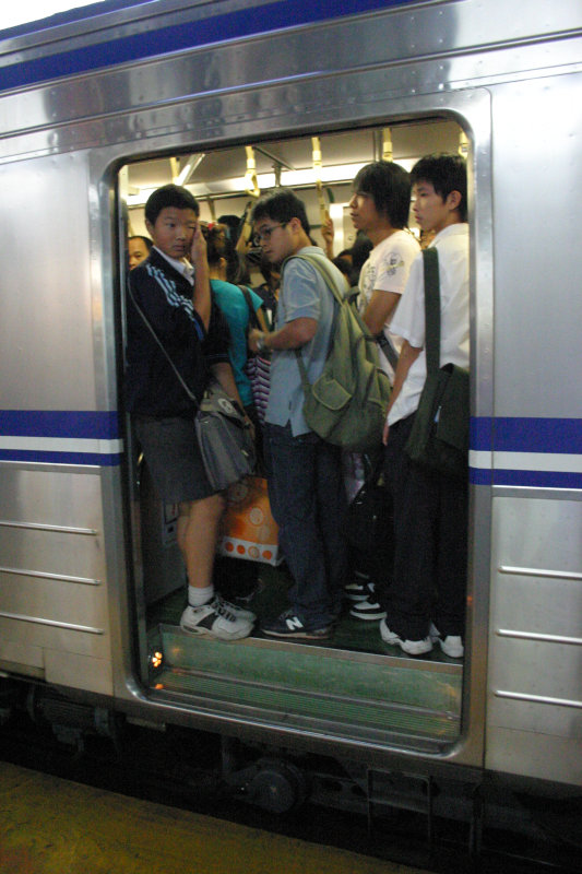 台灣鐵路旅遊攝影電車-區間車站車門的旅客攝影照片155