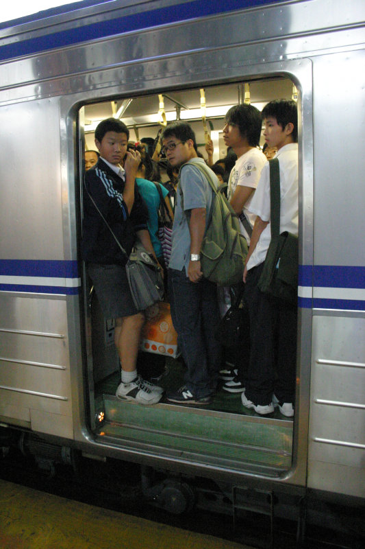 台灣鐵路旅遊攝影電車-區間車站車門的旅客攝影照片156