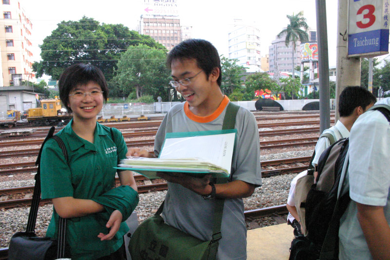 台灣鐵路旅遊攝影電車-區間車站車門的旅客攝影照片158