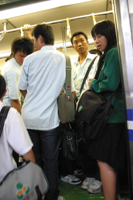 台灣鐵路旅遊攝影電車-區間車站車門的旅客攝影照片159