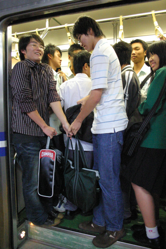 台灣鐵路旅遊攝影電車-區間車站車門的旅客攝影照片161