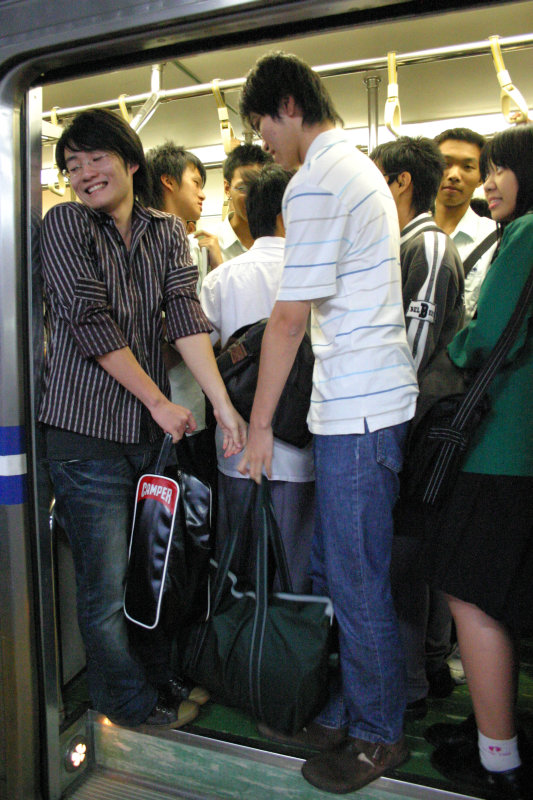 台灣鐵路旅遊攝影電車-區間車站車門的旅客攝影照片162