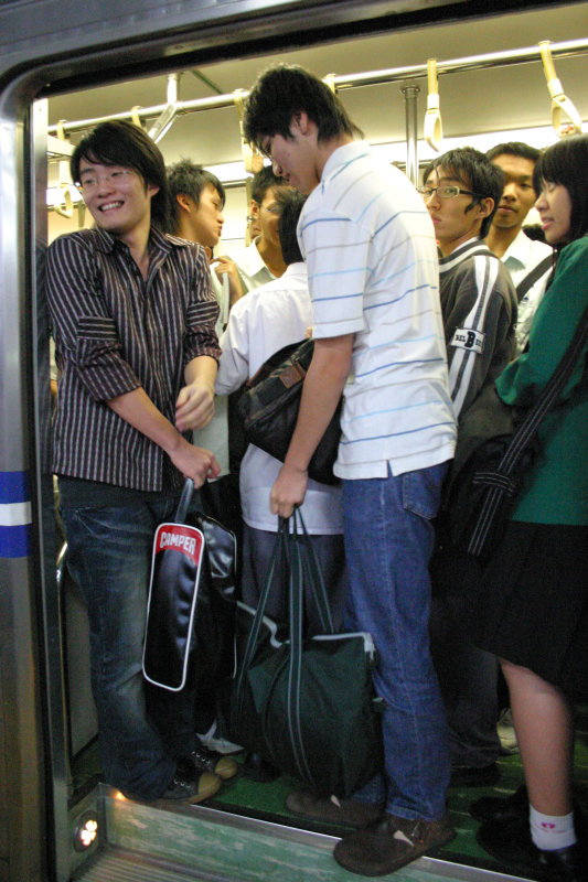 台灣鐵路旅遊攝影電車-區間車站車門的旅客攝影照片163