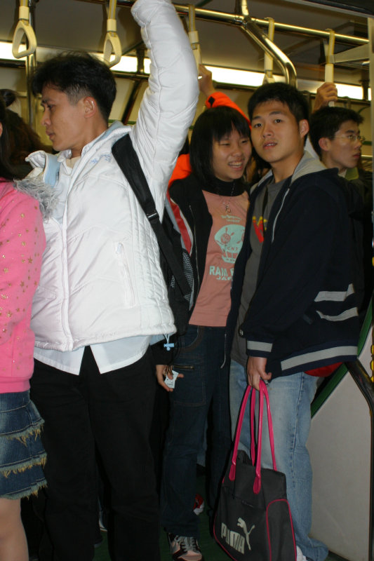 台灣鐵路旅遊攝影電車-區間車站車門的旅客攝影照片168