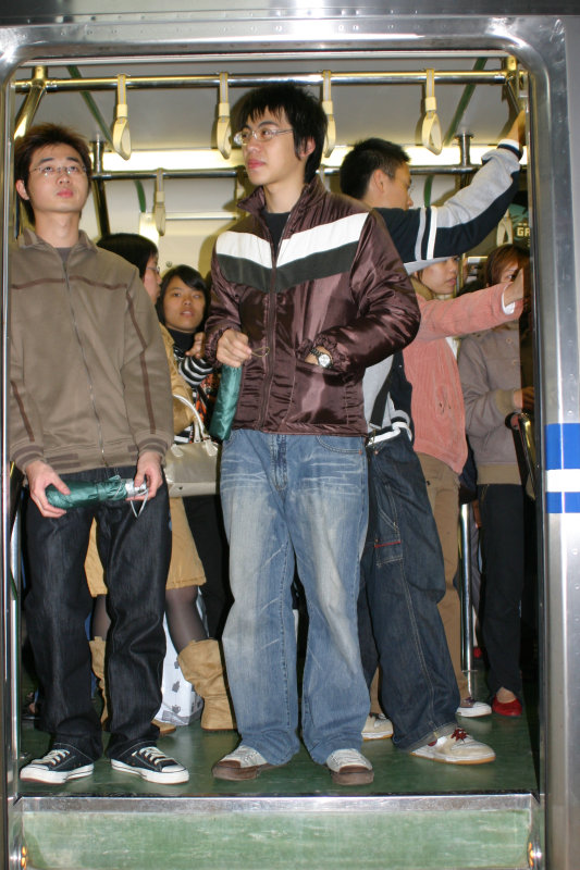 台灣鐵路旅遊攝影電車-區間車站車門的旅客攝影照片173