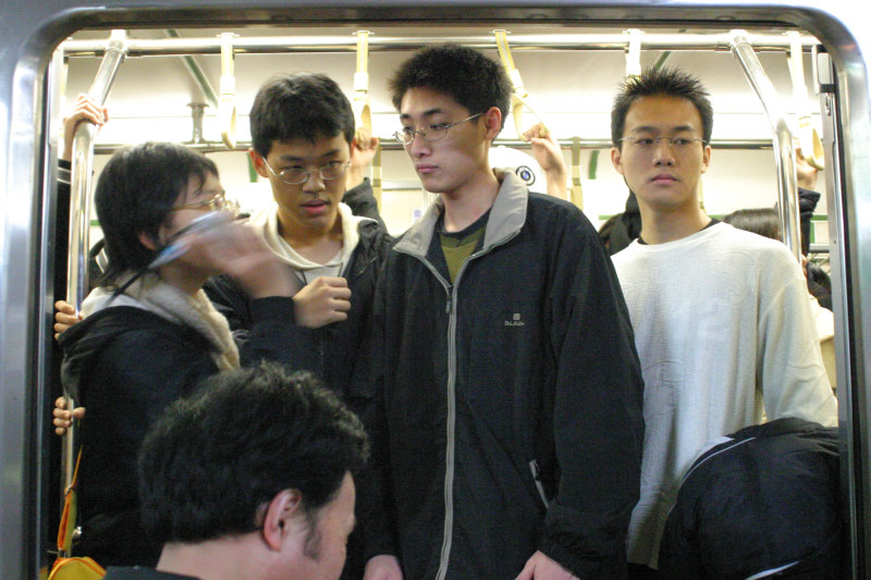 台灣鐵路旅遊攝影電車-區間車站車門的旅客攝影照片176