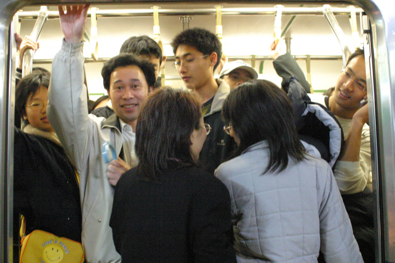 台灣鐵路旅遊攝影電車-區間車站車門的旅客攝影照片177