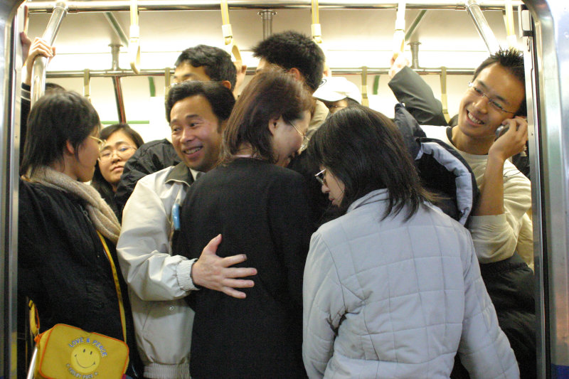 台灣鐵路旅遊攝影電車-區間車站車門的旅客攝影照片178