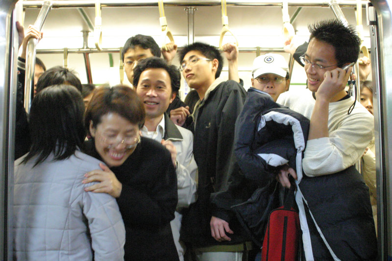 台灣鐵路旅遊攝影電車-區間車站車門的旅客攝影照片179