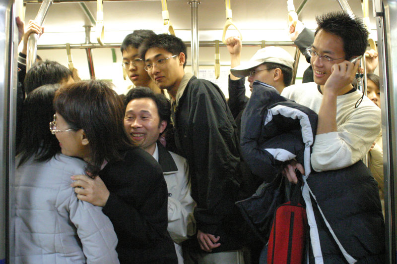 台灣鐵路旅遊攝影電車-區間車站車門的旅客攝影照片180