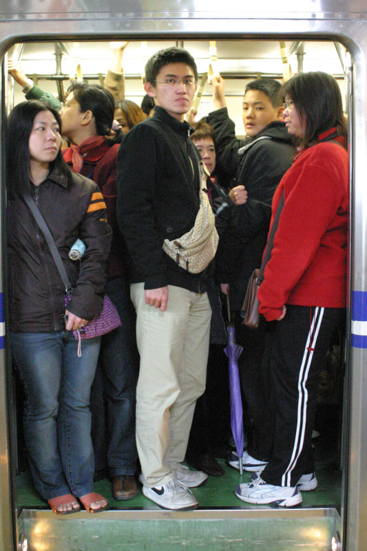 台灣鐵路旅遊攝影電車-區間車站車門的旅客攝影照片182