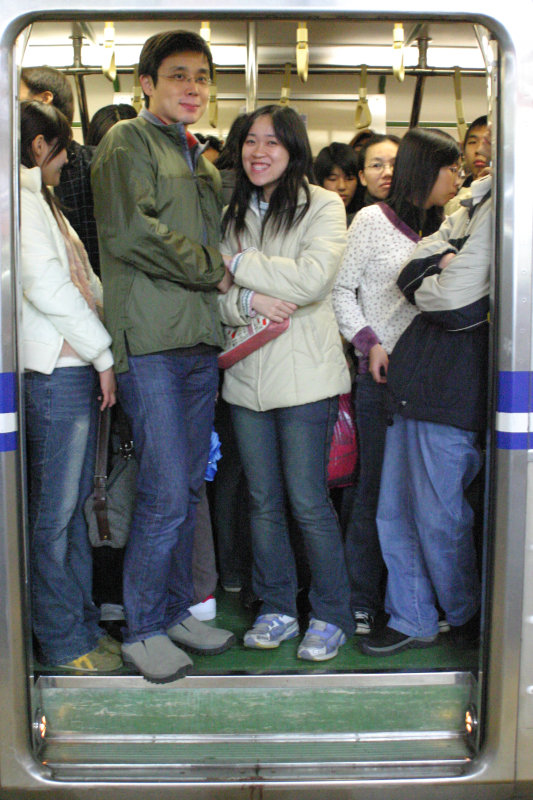 台灣鐵路旅遊攝影電車-區間車站車門的旅客攝影照片183