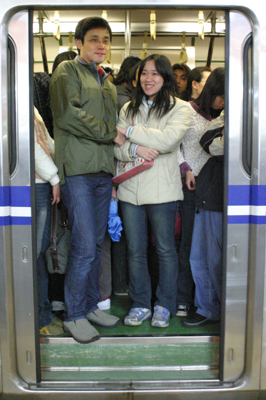 台灣鐵路旅遊攝影電車-區間車站車門的旅客攝影照片184