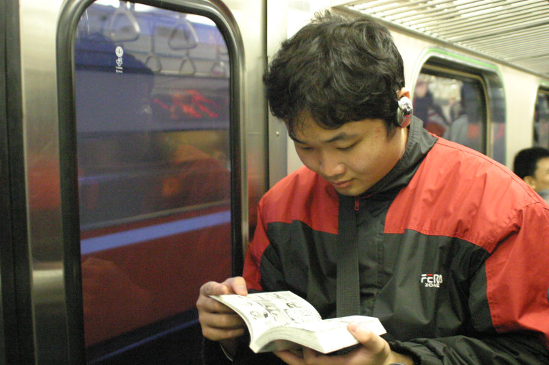 台灣鐵路旅遊攝影電車-區間車站車門的旅客攝影照片186