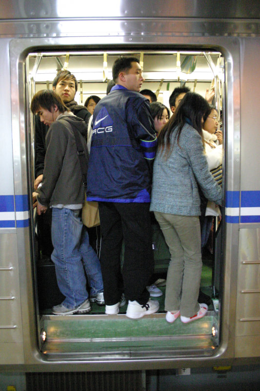 台灣鐵路旅遊攝影電車-區間車站車門的旅客攝影照片189
