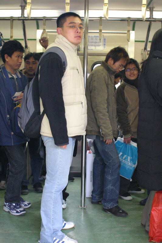 台灣鐵路旅遊攝影電車-區間車站車門的旅客攝影照片193
