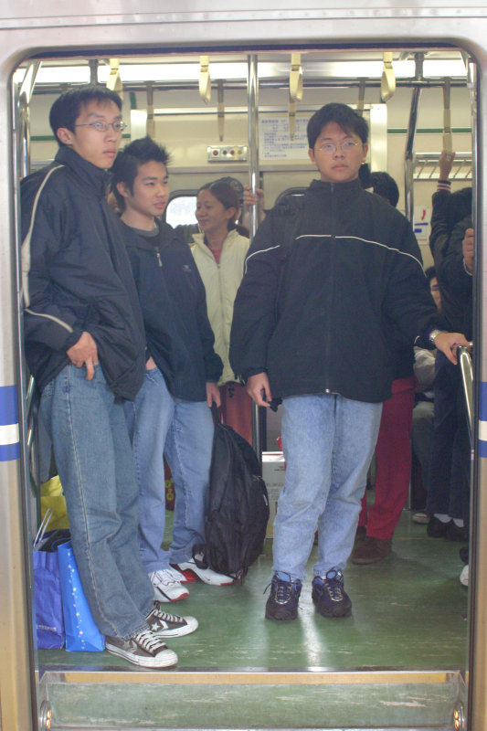 台灣鐵路旅遊攝影電車-區間車站車門的旅客攝影照片195