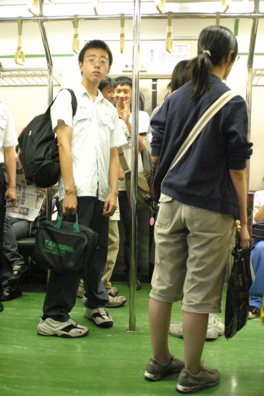 台灣鐵路旅遊攝影電車-區間車站車門的旅客攝影照片197