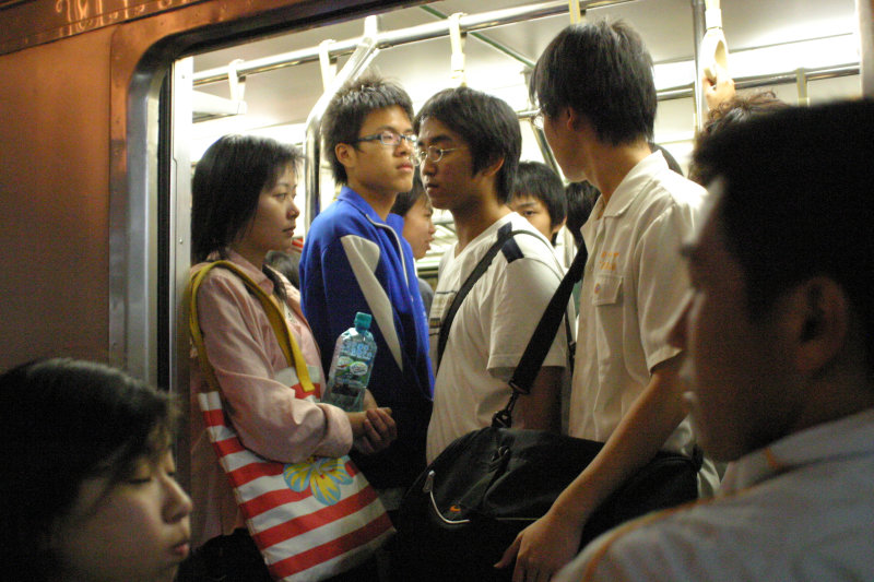 台灣鐵路旅遊攝影電車-區間車站車門的旅客攝影照片198