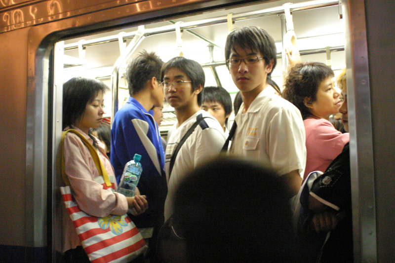 台灣鐵路旅遊攝影電車-區間車站車門的旅客攝影照片199