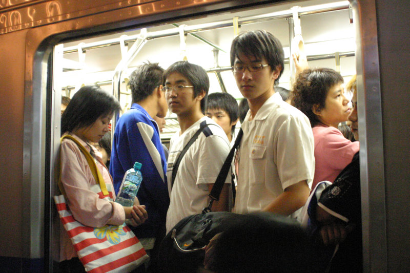 台灣鐵路旅遊攝影電車-區間車站車門的旅客攝影照片200