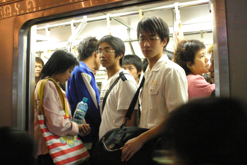 台灣鐵路旅遊攝影電車-區間車站車門的旅客攝影照片201