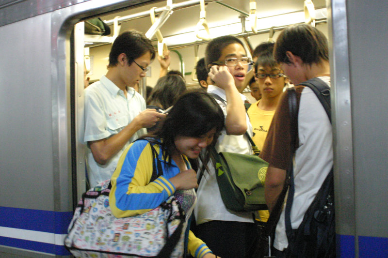 台灣鐵路旅遊攝影電車-區間車站車門的旅客攝影照片202