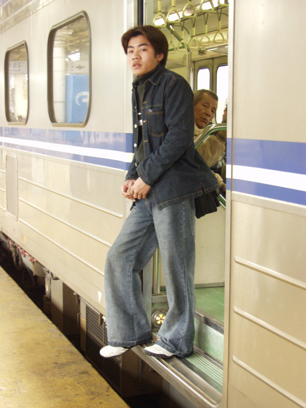 台灣鐵路旅遊攝影電車-區間車站車門的旅客攝影照片205