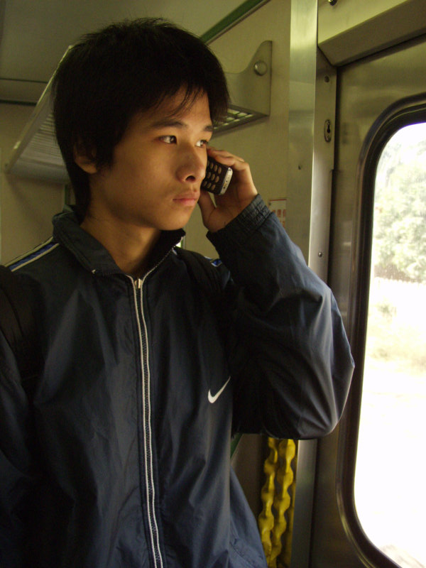 台灣鐵路旅遊攝影電車-區間車站車門的旅客攝影照片208