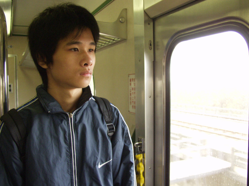 台灣鐵路旅遊攝影電車-區間車站車門的旅客攝影照片209