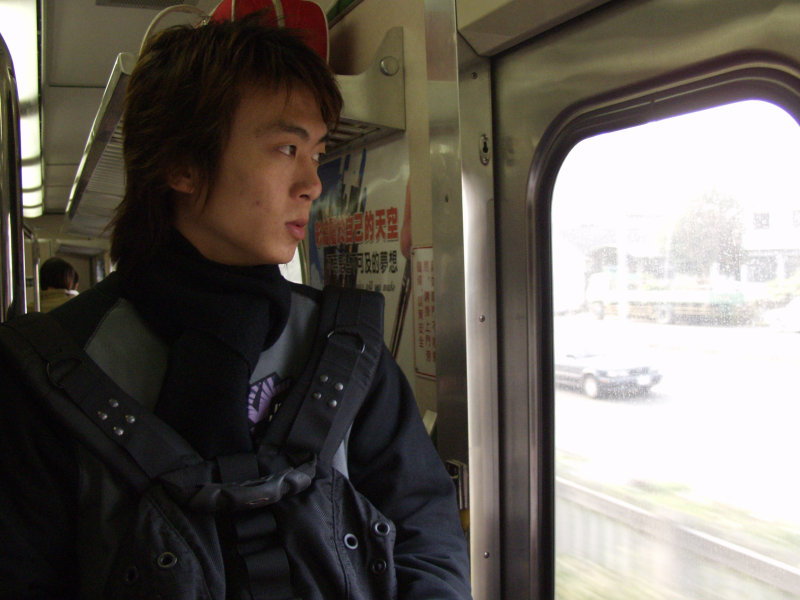 台灣鐵路旅遊攝影電車-區間車站車門的旅客攝影照片219