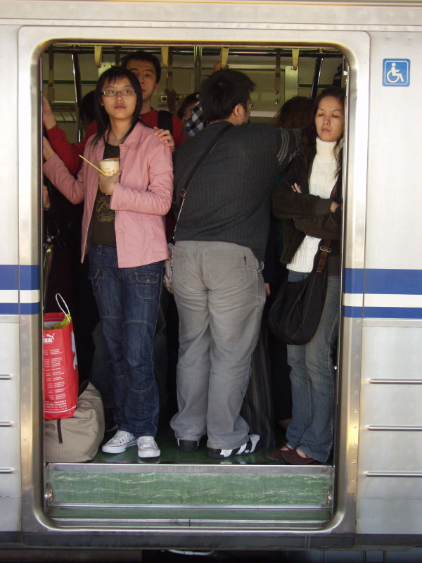 台灣鐵路旅遊攝影電車-區間車站車門的旅客攝影照片223