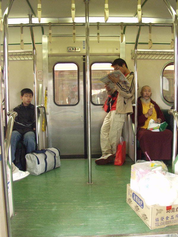 台灣鐵路旅遊攝影電車-區間車站車門的旅客攝影照片224
