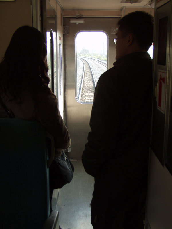 台灣鐵路旅遊攝影電車-區間車站車門的旅客攝影照片226