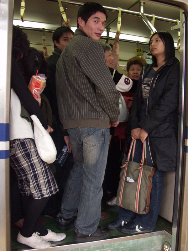 台灣鐵路旅遊攝影電車-區間車站車門的旅客攝影照片231