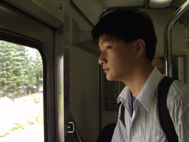 台灣鐵路旅遊攝影電車-區間車站車門的旅客攝影照片232