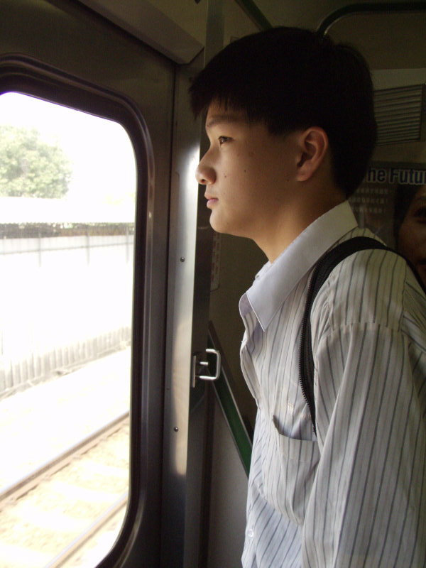 台灣鐵路旅遊攝影電車-區間車站車門的旅客攝影照片233
