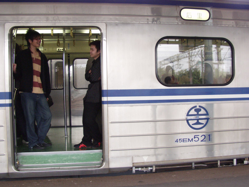 台灣鐵路旅遊攝影電車-區間車站車門的旅客攝影照片234