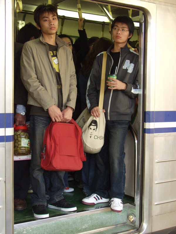 台灣鐵路旅遊攝影電車-區間車站車門的旅客攝影照片235