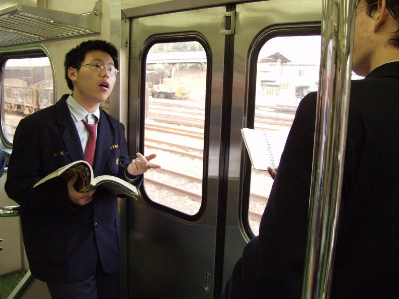 台灣鐵路旅遊攝影電車-區間車站車門的旅客攝影照片240