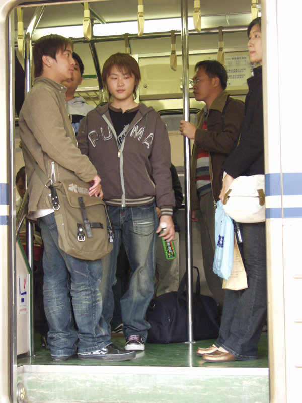 台灣鐵路旅遊攝影電車-區間車站車門的旅客攝影照片241