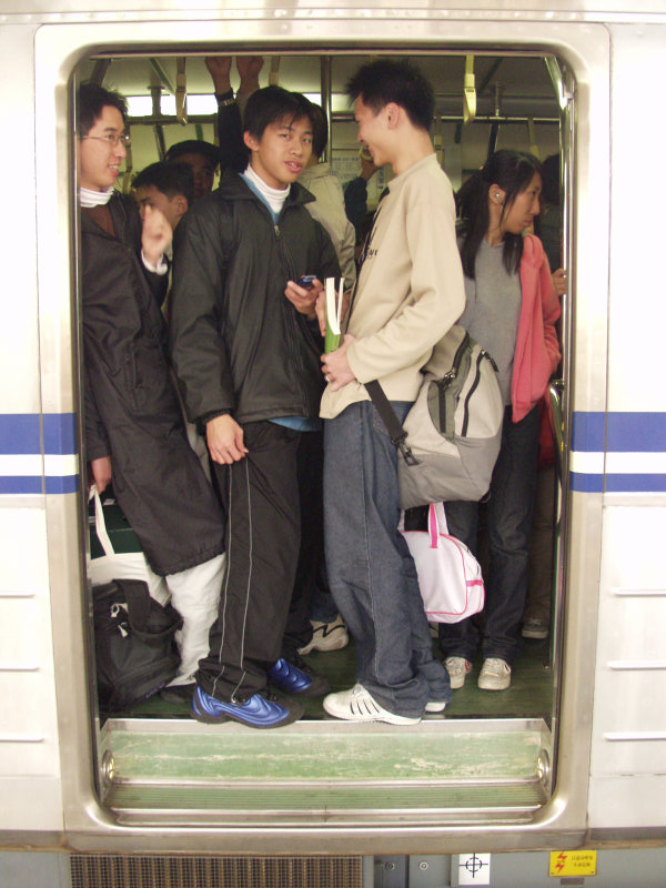 台灣鐵路旅遊攝影電車-區間車站車門的旅客攝影照片242
