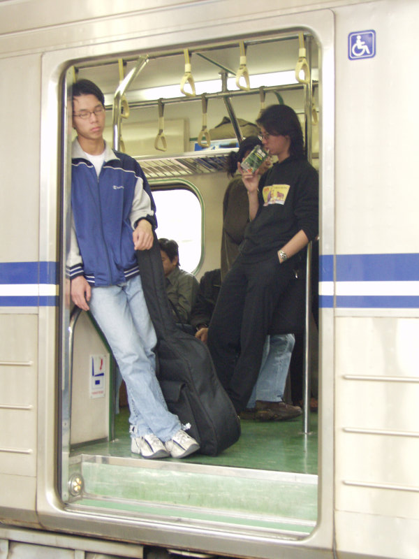 台灣鐵路旅遊攝影電車-區間車站車門的旅客攝影照片243