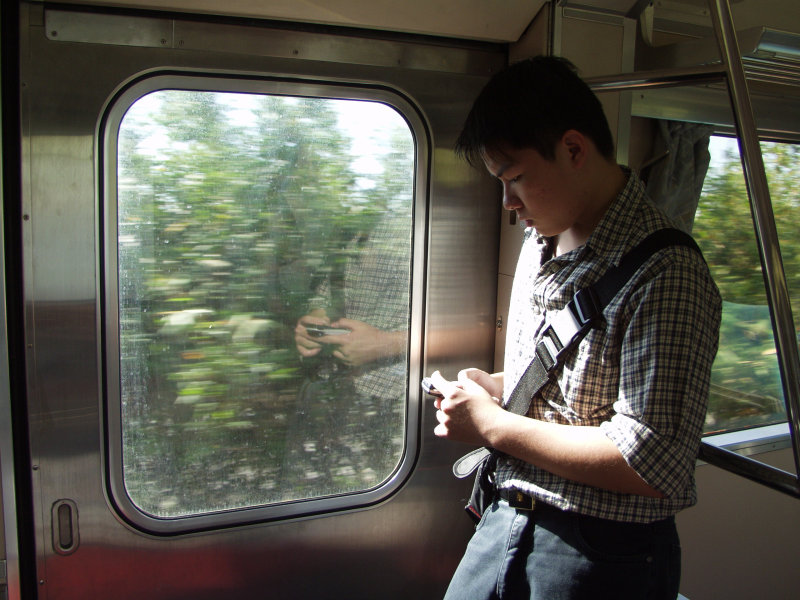 台灣鐵路旅遊攝影電車-區間車站車門的旅客攝影照片244