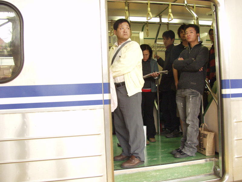 台灣鐵路旅遊攝影電車-區間車站車門的旅客攝影照片245