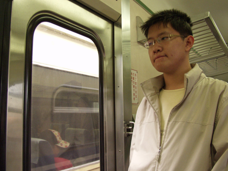台灣鐵路旅遊攝影電車-區間車站車門的旅客攝影照片246
