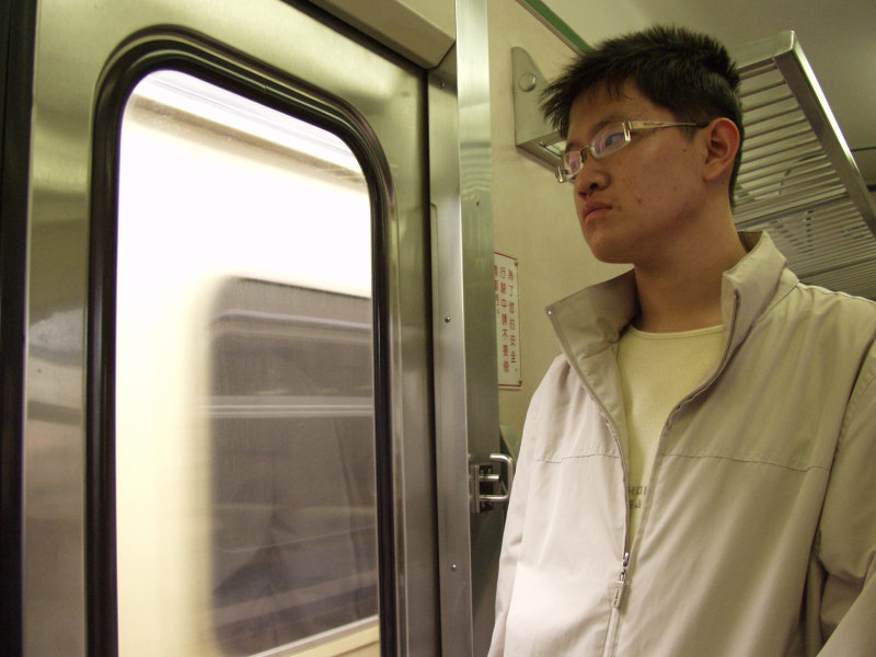 台灣鐵路旅遊攝影電車-區間車站車門的旅客攝影照片247