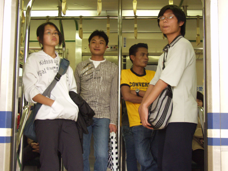 台灣鐵路旅遊攝影電車-區間車站車門的旅客攝影照片250