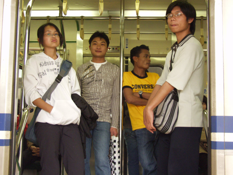 台灣鐵路旅遊攝影電車-區間車站車門的旅客攝影照片251