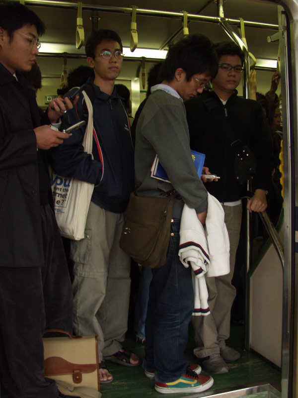 台灣鐵路旅遊攝影電車-區間車站車門的旅客攝影照片253